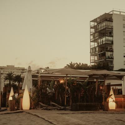 Discoteca en la orilla de la playa.