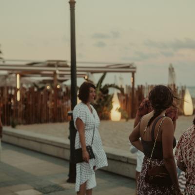 Gente paseando  por la avenida.